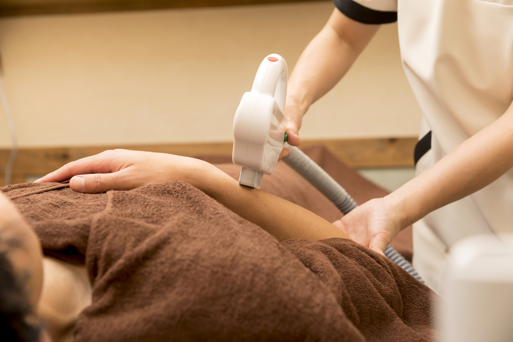 手の甲・指脱毛をメンズがすべき理由とは？美しい手で仕事力・女性ウケUP